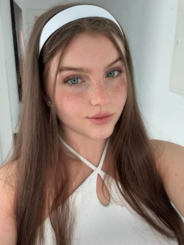 Zoe Alone at Home (Model) Biography, Wiki, Age, Career, Height, Weight, Boyfriend, Net Worth & More